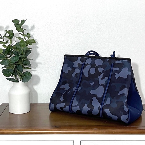 Navy Camo print with bright pink stripe neoprene tote bag with wristlet. - Picture 5 of 6